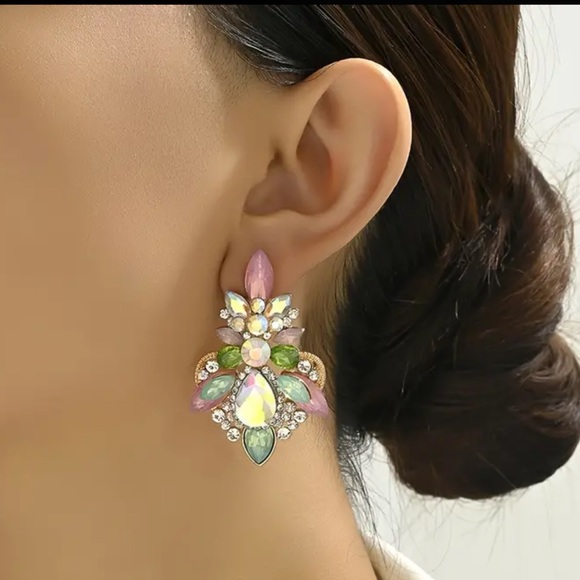 -🌸Iridescent Light Pastel Colored GoldTone Crystal Drop Post back Earrings - Picture 2 of 16